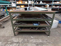 Metalen werktafel + inhoud - afbeelding 1 van  5