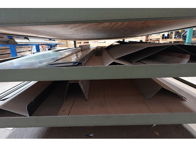 Metalen werktafel + inhoud - afbeelding 3 van  5