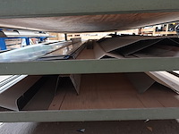 Metalen werktafel + inhoud - afbeelding 3 van  5