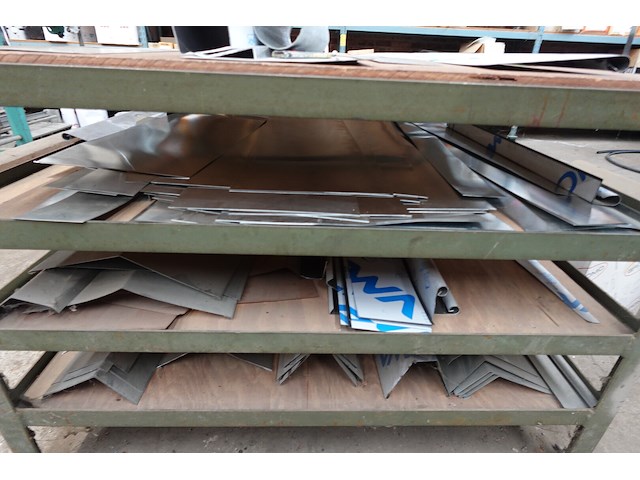 Metalen werktafel + inhoud - afbeelding 5 van  5