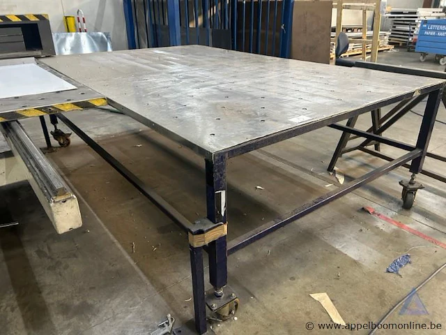 Metalen werktafel met een geperforeerd blad, voorzien van een verrijdbaar onderstel - afbeelding 1 van  1
