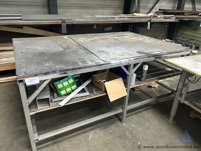 Metalen werktafel met houten werkblad - afbeelding 1 van  1