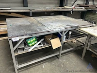 Metalen werktafel met houten werkblad