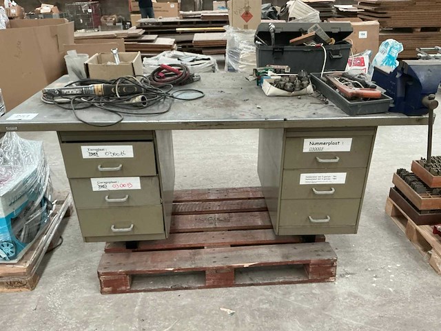 Metalen werktafel met inhoud - afbeelding 1 van  6