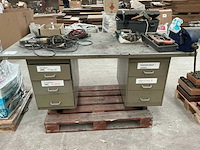 Metalen werktafel met inhoud - afbeelding 1 van  6
