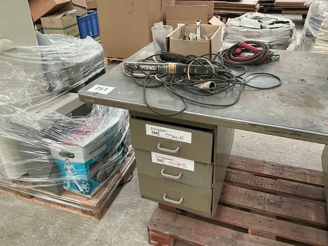 Metalen werktafel met inhoud - afbeelding 2 van  6