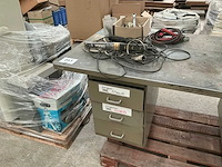 Metalen werktafel met inhoud - afbeelding 2 van  6