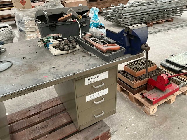 Metalen werktafel met inhoud - afbeelding 3 van  6