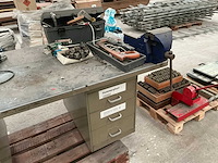 Metalen werktafel met inhoud - afbeelding 3 van  6