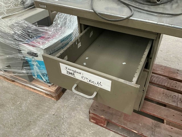 Metalen werktafel met inhoud - afbeelding 4 van  6