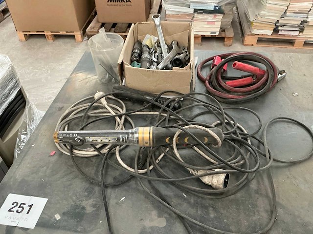 Metalen werktafel met inhoud - afbeelding 5 van  6