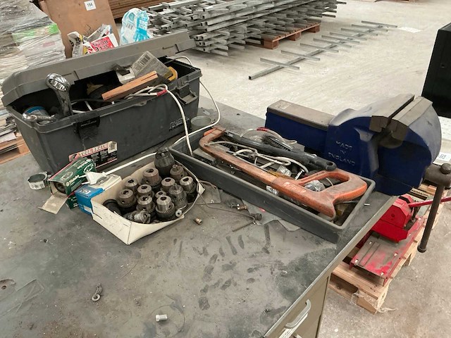 Metalen werktafel met inhoud - afbeelding 6 van  6