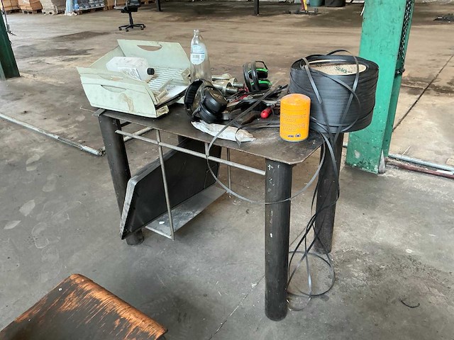 Metalen werktafel met inhoud - afbeelding 1 van  6