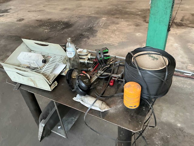 Metalen werktafel met inhoud - afbeelding 2 van  6