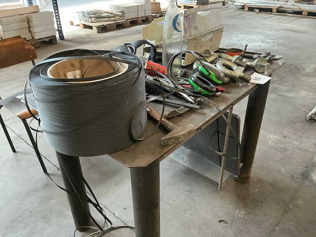 Metalen werktafel met inhoud - afbeelding 3 van  6