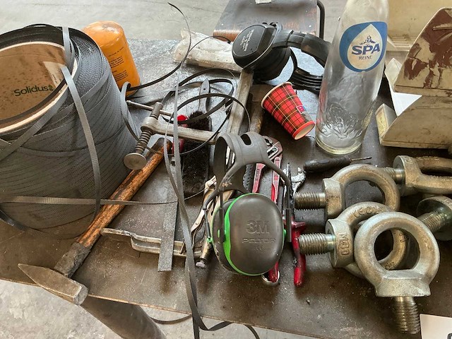 Metalen werktafel met inhoud - afbeelding 6 van  6