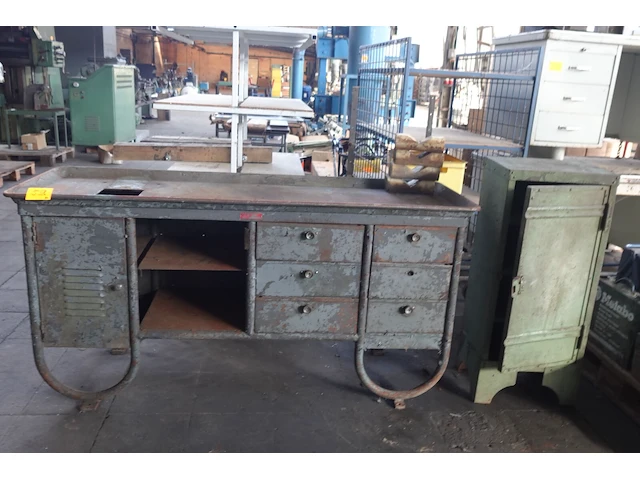Metalen werktafel + metalen kast - afbeelding 1 van  5