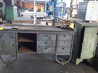 Metalen werktafel + metalen kast