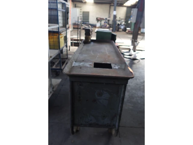 Metalen werktafel + metalen kast - afbeelding 2 van  5
