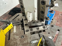 Metallkrat hoekpons pons- en knipmachine - afbeelding 2 van  4