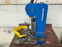 Metallkrat hoekpons pons- en knipmachine - afbeelding 3 van  4