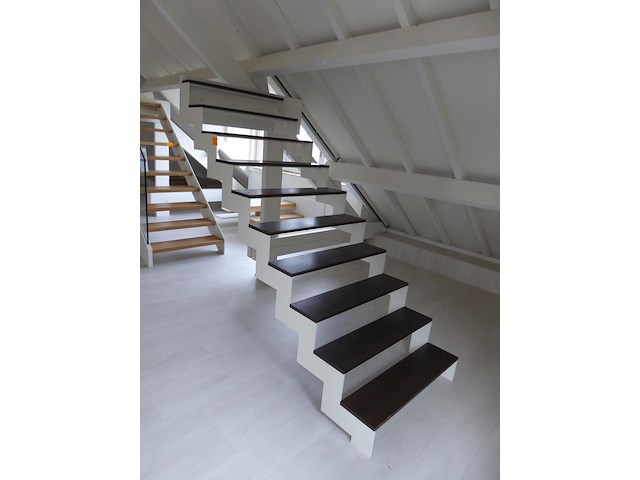 Metelan trap met houten treden - afbeelding 1 van  2