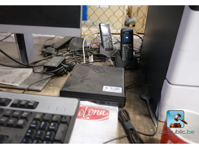 Meubilair met computeruitrusting - afbeelding 10 van  13