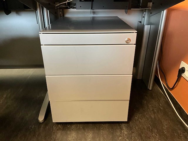 Mewaf hoekbureau + vergaderset - afbeelding 11 van  17