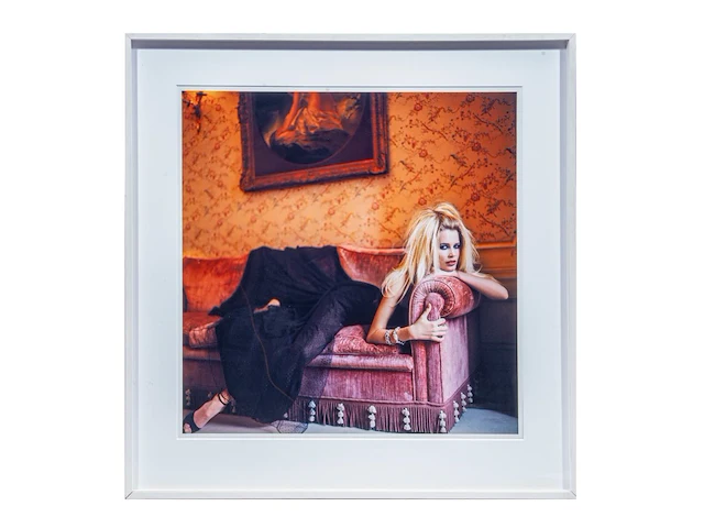 Michel comte (1954), claudia schiffer (1994), chromogenic print, n° 2/7 95 x 90 cm. (37.39 x 35.42 in.) - afbeelding 2 van  5