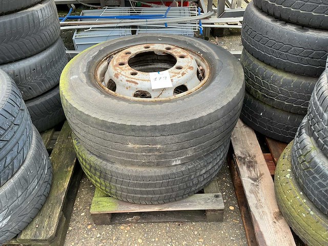 Michelin 245/70 r 19.5 xze vrachtwagen band, wiel en velg (2x) - afbeelding 1 van  2