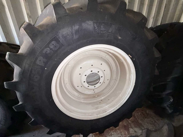 Michelin multibib 650/65r38 op valtra velg tractor banden (2x) - afbeelding 1 van  2