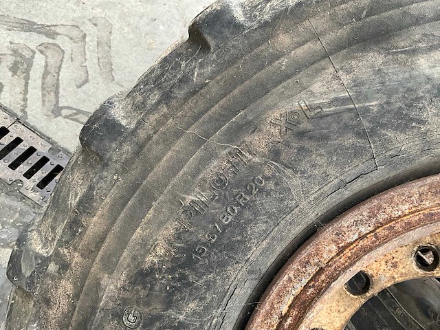 Michelin vrachtwagenband met velg (2x) - afbeelding 9 van  17