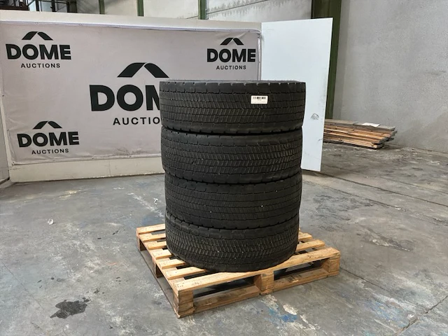 Michelin vrachtwagenbanden (4x) - afbeelding 1 van  6