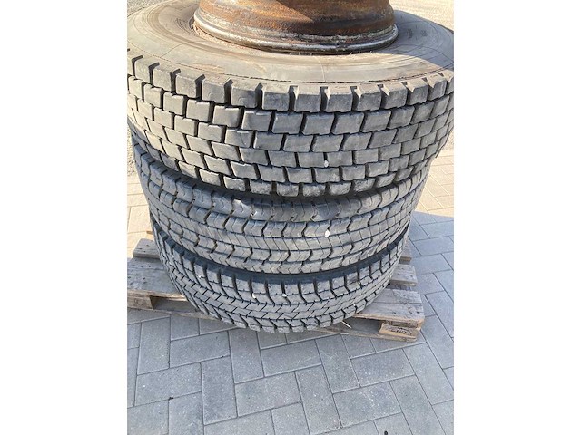 Michelin vrachtwagenbanden met velg - afbeelding 4 van  8