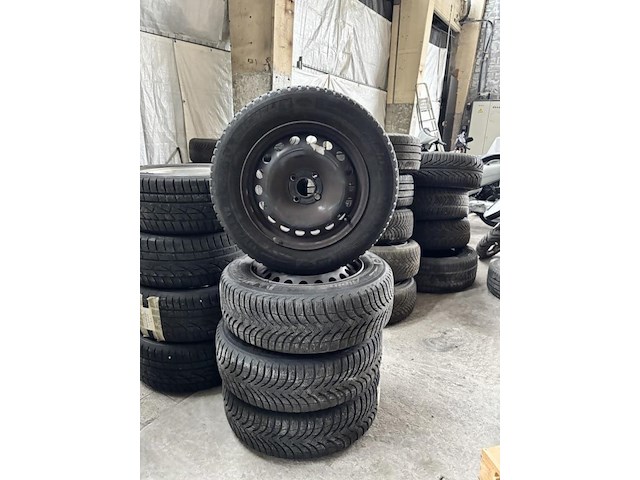 Michelin winterbanden op velg - afbeelding 1 van  4