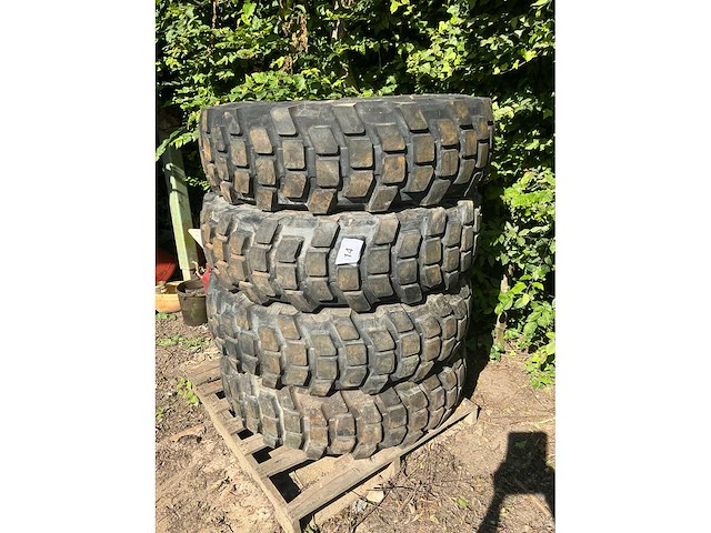 Michelin x vrachtwagenband / militaire band (4x) - afbeelding 2 van  7