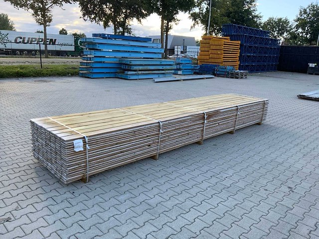 Midden europees grenen - overhangend rabatdeel 5000x145x18mm (168x) - afbeelding 1 van  1