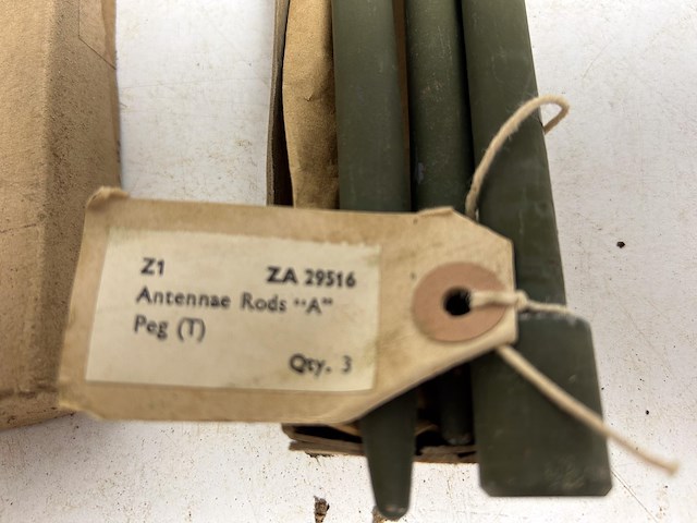 Militaria 6 x doos met 3 engelse antenna rods - afbeelding 2 van  3