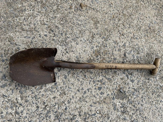 Militaria: engelse schup gedateerd 1943 - afbeelding 1 van  4