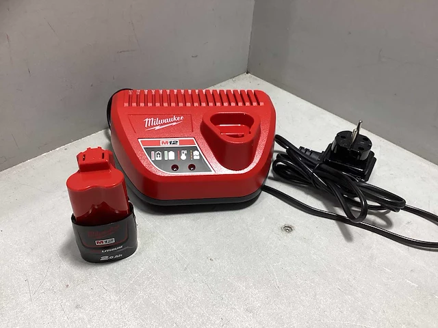 Milwaukee accu + lader - afbeelding 2 van  2
