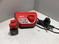Milwaukee accu + lader - afbeelding 2 van  2