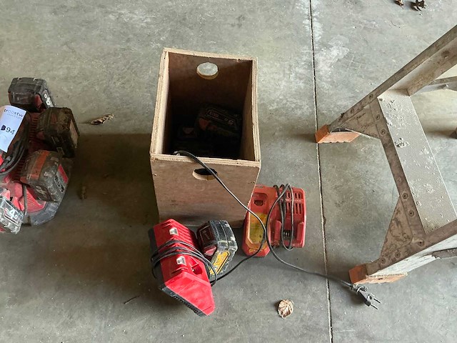 Milwaukee acculader (2x) - afbeelding 1 van  4