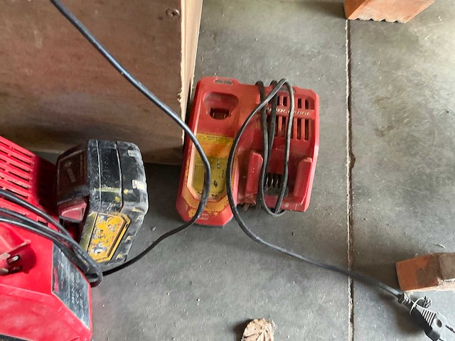Milwaukee acculader (2x) - afbeelding 2 van  4