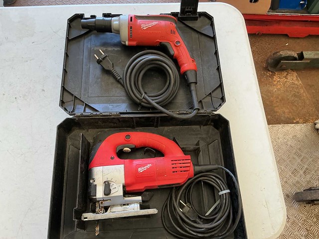 Milwaukee decoupeerzaag + gyproc schroefmachine (2x) - afbeelding 1 van  3