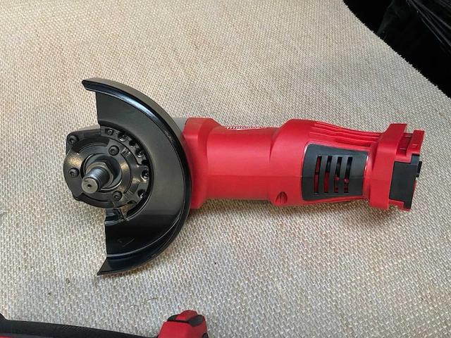 Milwaukee hd28 ag 125 accu haakse slijper - afbeelding 4 van  6