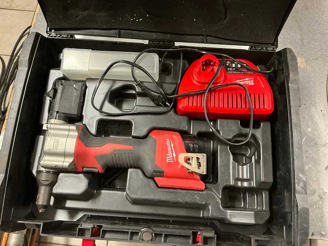 Milwaukee m12 bprt accu-blindklinktang - afbeelding 1 van  4