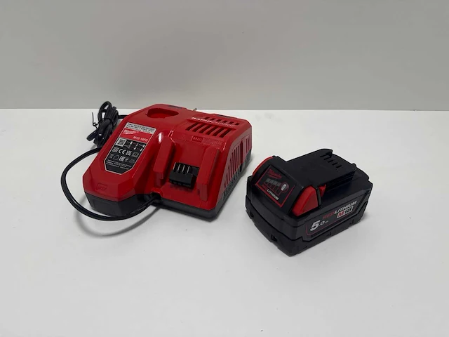 Milwaukee m18 b5 / m12-18fc accu + lader - afbeelding 1 van  6
