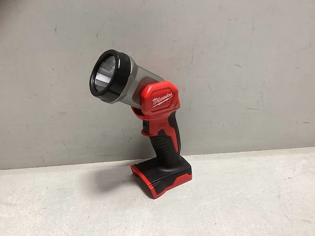Milwaukee m18 t-led 18v li-ion accu werklamp - 120lm - afbeelding 2 van  4