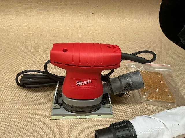 Milwaukee pos13 vlakschuurmachine - afbeelding 2 van  4