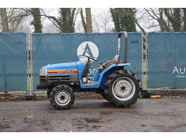 Minitractor iseki sial 223 diesel 22pk - afbeelding 1 van  1